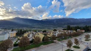 una città con case e una montagna sullo sfondo di Vista mozzafiato sulle Alpi a Rovereto