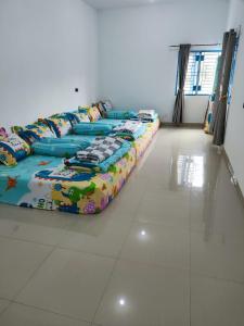 une rangée de lits assis dans une pièce dans l'établissement Villa Brastagi Gunung Mas Blok A1, à Berastagi