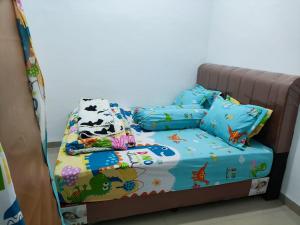 a bed in a room with a bed with pillows at Villa Brastagi Gunung Mas Blok A1 in Berastagi