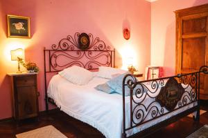een slaapkamer met een groot bed met witte lakens bij B&B Colle Vignoni in Barberino di Mugello