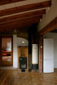sala de estar con fogones y nevera en Casa ecológica en plena naturaleza, en Arboli