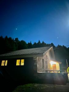 uma casa à noite com as luzes acesas em Coll de Port em Tuixen