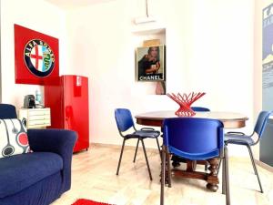 comedor con sillas azules y mesa en Appartamento Cagliari centro con vista sul porto, en Cagliari