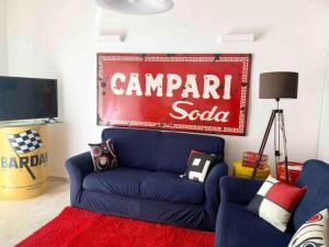 sala de estar con sofá azul y alfombra roja en Appartamento Cagliari centro con vista sul porto, en Cagliari