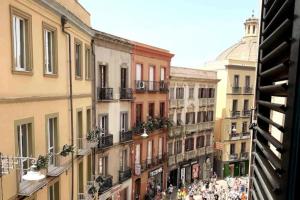 un grupo de personas caminando por una calle de la ciudad en Appartamento Cagliari centro con vista sul porto, en Cagliari