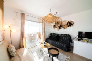 a living room with a couch and a table at Magnifique Maison Bramer 14, Roses - WeHostYou in Roses