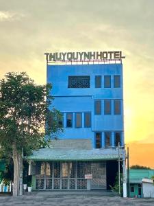 un edificio azul con un cartel encima en Thủy Quỳnh hotel, en Xóm Bên Ðông