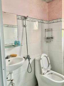 y baño con aseo y lavamanos. en Thủy Quỳnh hotel, en Xóm Bên Ðông