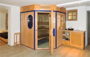 ein großer Holzschrank in einem Zimmer in der Unterkunft Gorgeous Apartment In Schladming With Kitchen in Schladming