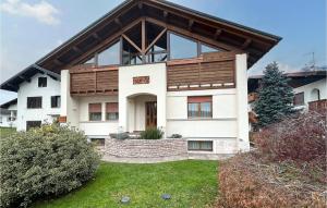 una grande casa bianca con tetto in legno di Stunning Apartment In Sovramonte With Wifi a Sovramonte