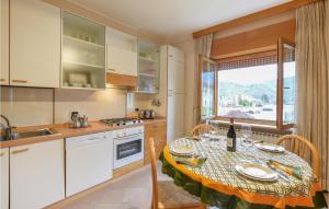 una cucina con tavolo e tovaglia; di Stunning Apartment In Sovramonte With Wifi a Sovramonte