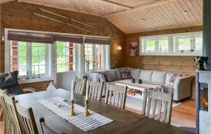 uma sala de estar com uma mesa e um sofá em 4 Bedroom Awesome Home In Nordfjordeid em Nordfjordeid