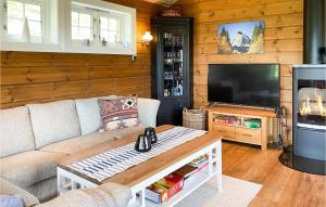 ノールフィヨーレイドにある4 Bedroom Awesome Home In Nordfjordeidのリビングルーム(ソファ、テレビ付)