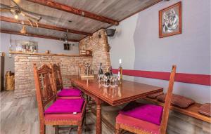 comedor con mesa de madera con cojines morados en Gorgeous Apartment In Cavle With Wi-fi, en Čavle