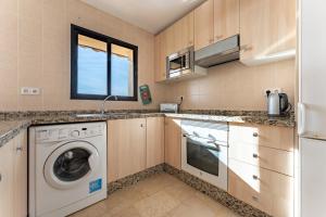 Kuchyň nebo kuchyňský kout v ubytování Sea Views Torreoceano 8