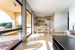 Kuchyň nebo kuchyňský kout v ubytování Sea Views Torreoceano 8
