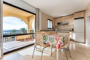 Kuchyň nebo kuchyňský kout v ubytování Sea Views Torreoceano 8