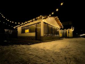 BroşteniCasa Luna的夜晚有灯的房子