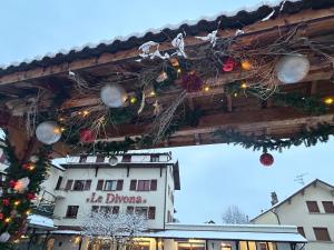 un edificio con luci di Natale e decorazioni natalizie di Le Divona a Divonne-les-Bains