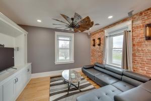 Χώρος καθιστικού στο 15 Mi to Amish Village Cozy Lancaster Apt!