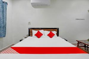 Postel nebo postele na pokoji v ubytování OYO Flagship Hotel Sai Ashirwad