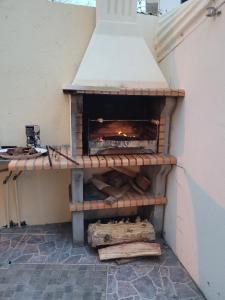 a brick oven with a fire inside of it at Maison avec vue exceptionnelle sur l'océan - 5 mn du centre ville in Santa Cruz