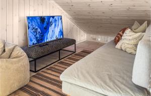 Habitación con cama y TV de pantalla plana. en 3 Bedroom Amazing Home In Tuddal en Tuddal