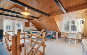 ein Esszimmer mit Holzwänden sowie einem Tisch und Stühlen in der Unterkunft Lovely Home In Hasle With Wifi in Hasle