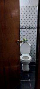 a bathroom with a white toilet in a room at acogedora casa Rochi in Guaduas