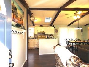 uma cozinha e uma sala de estar com uma mesa em Black Bear Lodge @ Middle Creek em Stevens