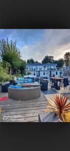 un patio con una terraza amueblada y una mesa en Hotel la piscine, en Villers-sur-Mer