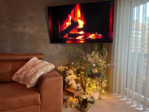 TV a/nebo společenská místnost v ubytování Luxueus nieuw zonnig hoekappartement SEAVIEW Heldenplein - ruime garagebox - 2 fietsen