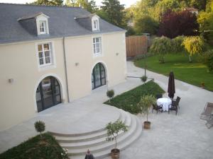 an aerial view of a house with a patio at Hôtel Le Saint Martin in Sablé-sur-Sarthe