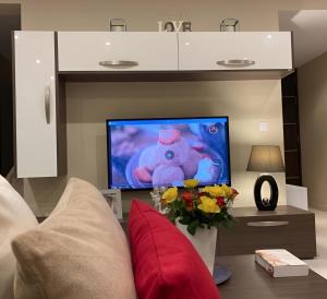 un soggiorno con divano e TV a schermo piatto di St. Julian's Super Bright And Spacious Seaview Apartment a San Giuliano