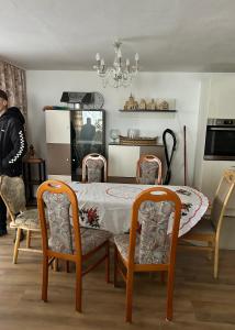 uma sala de jantar com uma mesa e quatro cadeiras em Hartensteiner Straße 14 em Lößnitz