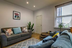 Sala de estar con 2 sofás y mesa en 3 BR Terraced House in Beeston with Easy City Centre Access en Nottingham