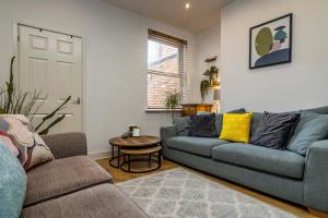 sala de estar con sofá y mesa en 3 BR Terraced House in Beeston with Easy City Centre Access en Nottingham