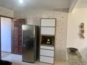 uma cozinha com um frigorífico de aço inoxidável num quarto em Saquarema. 200m da Praia! Ideal pesca, descanso em Saquarema