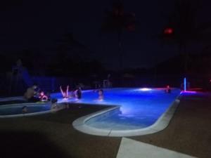 een groep mensen in een zwembad 's nachts bij Hotel Estambul in Los Guayabos