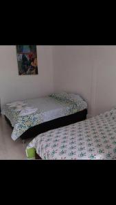 twee bedden naast elkaar in een kamer bij Hotel Estambul in Los Guayabos