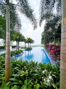 una piscina in un resort con palme di MFA Putrajaya Homestay a Putrajaya