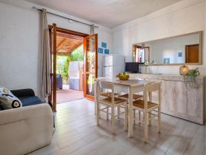 una cucina e un soggiorno con tavolo e frigorifero di Apartment F4-F1 by Interhome a Marinella