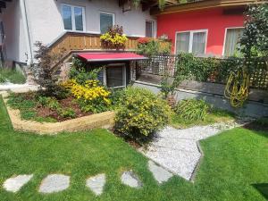 Κήπος έξω από το Apartment Rupertus-2 by Interhome