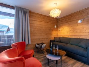 - un salon avec un canapé, des chaises et une table dans l'établissement Apartment Le Pramecou - Val Claret-8 by Interhome, à Tignes