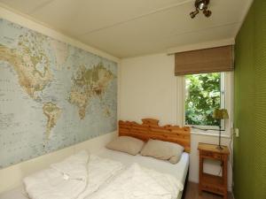 NoordstroeにあるHoliday Home Wiringherlant-9 by Interhomeの壁に世界地図を掲載したベッドルーム