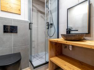 La salle de bains est pourvue d'un lavabo et d'une douche. dans l'établissement Apartment Le Pramecou - Val Claret-8 by Interhome, à Tignes