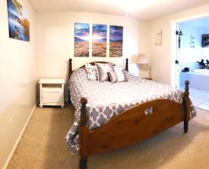 um quarto com uma cama e duas janelas em Black Bear Lodge @ Middle Creek em Stevens
