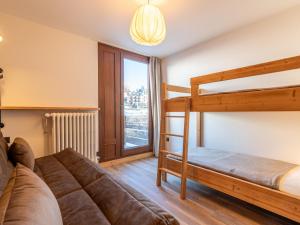 - un salon avec un canapé et des lits superposés dans l'établissement Apartment Le Pramecou - Val Claret-8 by Interhome, à Tignes