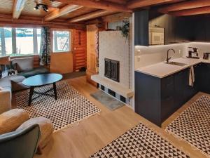 eine Küche und ein Wohnzimmer mit einer Spüle und einem Kamin in der Unterkunft Holiday Home Kuusela by Interhome in Soini