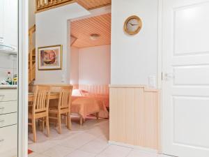 uma cozinha e sala de jantar com mesa e cadeiras em Holiday Home Yllästar 1 as 208 - la-la by Interhome em Äkäslompolo